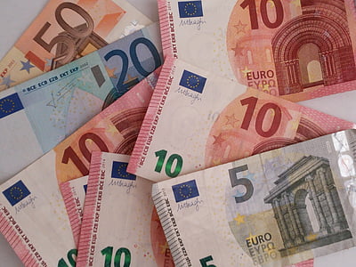 assorted-denomination euro banknote lot thumbnail