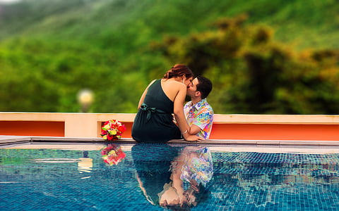 man and woman kissing thumbnail