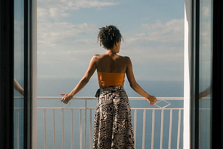 woman looking in the sea thumbnail