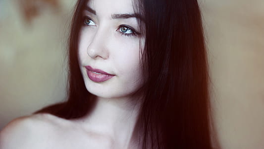 close up photo of woman thumbnail