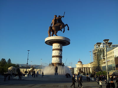 statue of man riding at horse thumbnail
