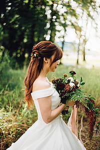 woman holding bouquet of lofwe thumbnail