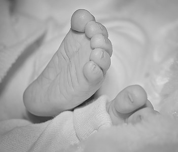 toddler's feet thumbnail