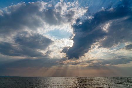 photo of crepuscular rays thumbnail