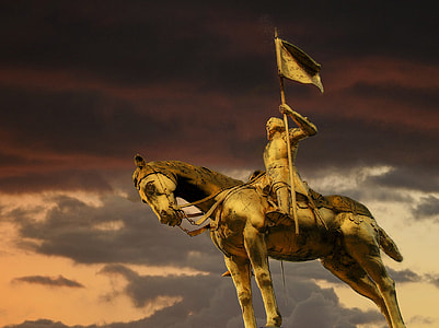 man riding horse holding flaglet statue thumbnail