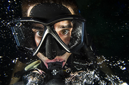 man underwater thumbnail