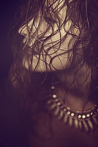 woman wearing ollar necklace thumbnail