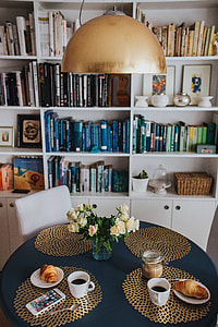 Round breakfast table with white flowers and golden coffee mats thumbnail