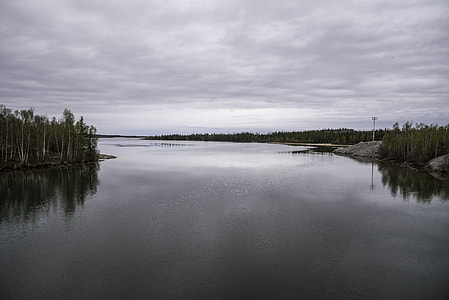 Cloudy landscape of water and the lake on the Ingraham Trail thumbnail