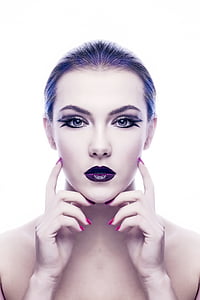 woman with purple lips thumbnail