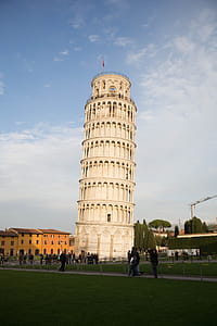 Leaning tower of Pisa, Italy surrounded by tourists thumbnail
