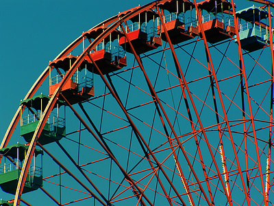 red and green Ferris wheel thumbnail