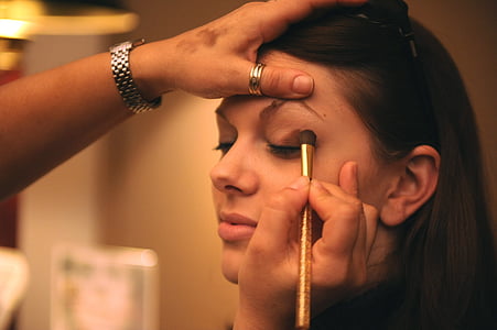 woman putting black eyeshadow thumbnail