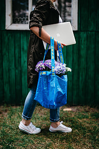 THE TOP TREND THIS SEASON - IKEA's FRAKTA Shopping Bag thumbnail