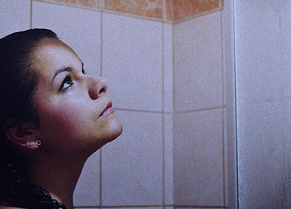 woman looking up thumbnail