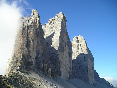 gray mountain under blue sky thumbnail