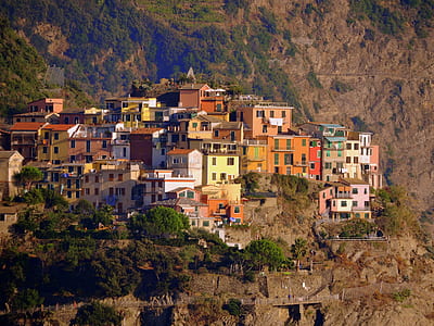 houses near mountain thumbnail