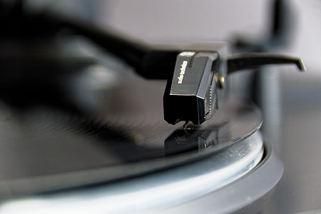 selective focus photography of vinyl disc player thumbnail
