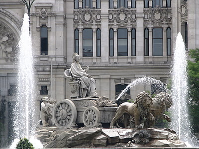 outdoor fountain with lion carriage statue thumbnail