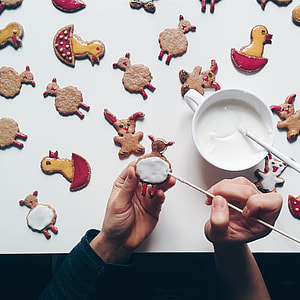 Decorating Easter gingerbread thumbnail
