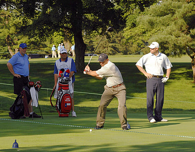man about to pitch the golf ball thumbnail