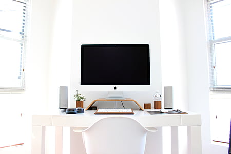 iMac Aluminum on table thumbnail
