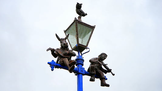 statuettes playing instrument on light post sculpture thumbnail