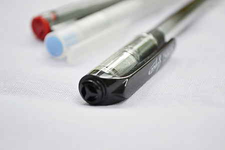 close-up photo of black pen beside red and blue pen thumbnail