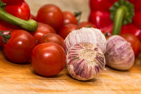 selective focus photography of tomatoes and onions thumbnail