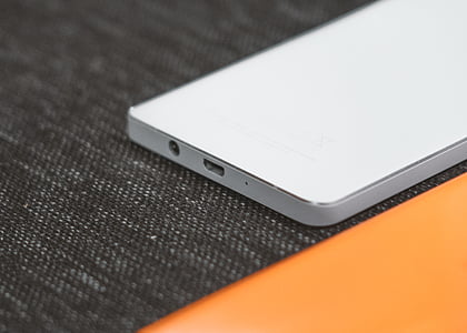 close-up photo of white Android smartphone thumbnail