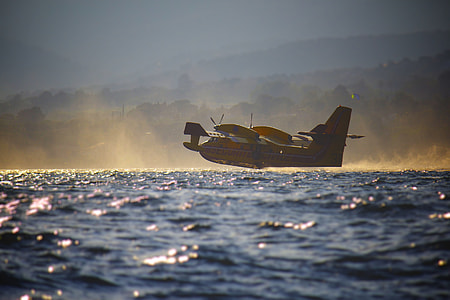 monoplane above water thumbnail