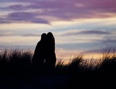 silhouette of a man and woman kissing thumbnail