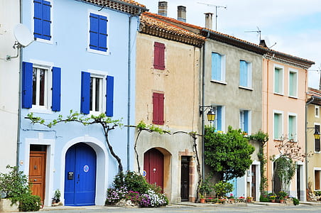 brown and blue concrete houses at daytime thumbnail