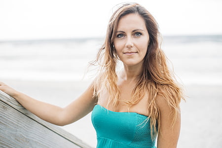 woman wearing sweetheart top thumbnail