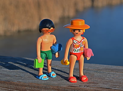 man and woman plastic action figures thumbnail