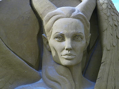 Angelina Jolie statue thumbnail