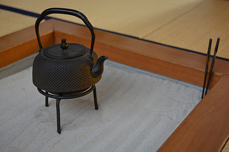 black steel kettle thumbnail