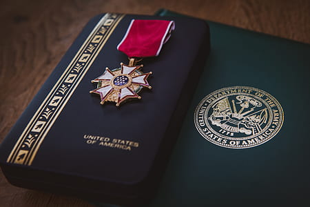 closeup photo of United States of America cloth thumbnail