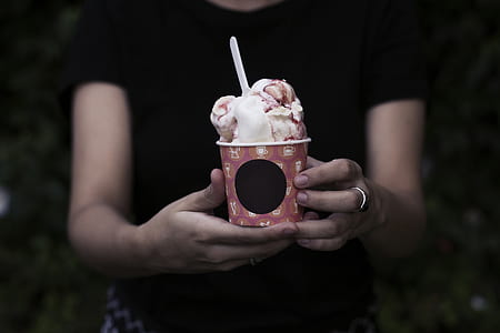 selective focus of ice cream thumbnail