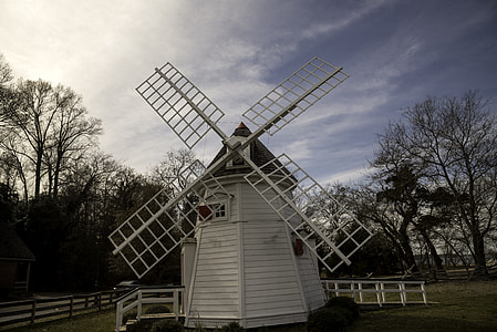Small Windmill under the afternoon sun in Yorktown, Virginia thumbnail
