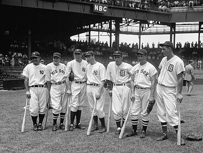 greyscale photo of baseball players thumbnail