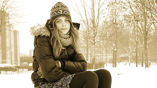 woman sitting in bench thumbnail