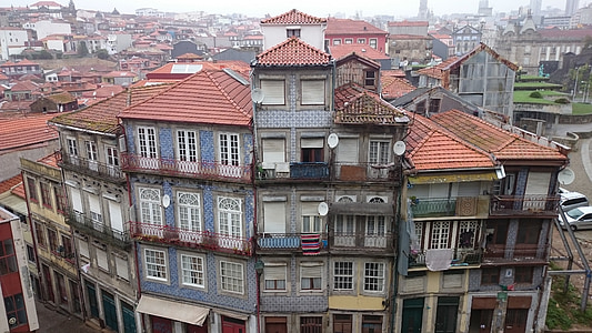 red and white houses thumbnail