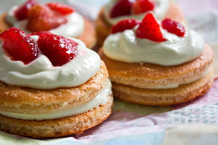 four strawberry biscuits thumbnail