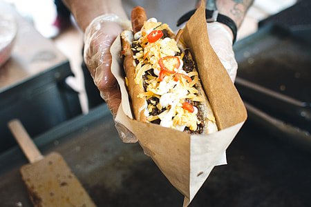Hot dog in hands thumbnail