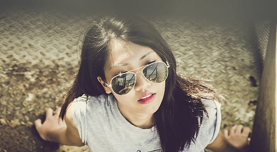 woman in gray crew-neck t-shirt thumbnail