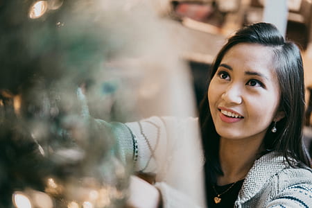 woman wearing gray top thumbnail