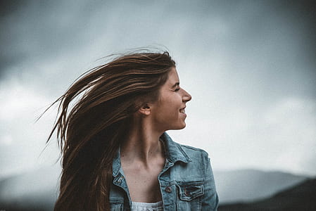 woman looking a her left side thumbnail