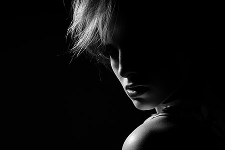 greyscale picture of woman turning her head left thumbnail