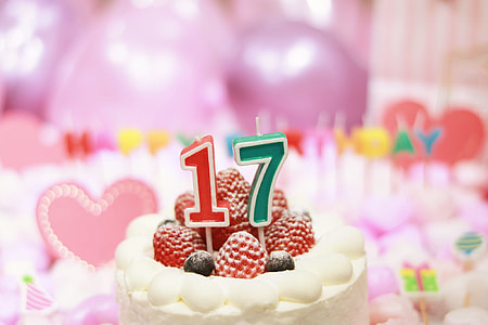 shallow focus photography strawberry top cake thumbnail